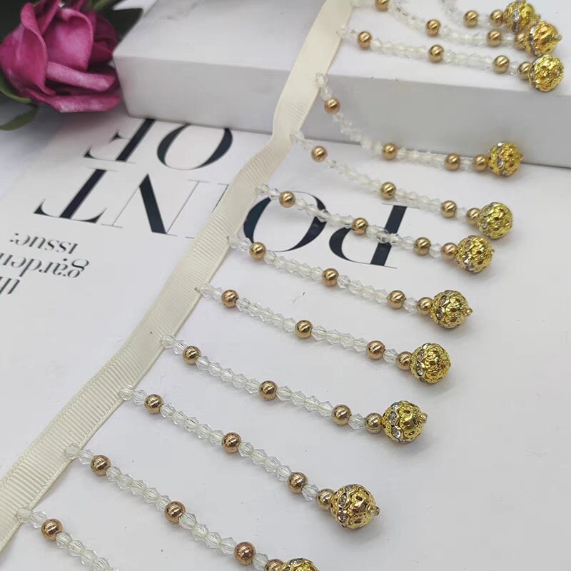 Franges faites main, 90 cm de long et 8 cm de large, ornées de strass, de boules et de perles de cristal. Idéales pour décorer une robe, un rideau ou tout autre objet de décoration.