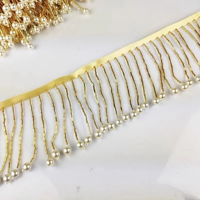 Frange perlée faite main de 90 cm de long et 8 cm de large, composée de perles tubulaires et de perles de culture. Idéale pour abat-jour, rideaux, robes, etc.