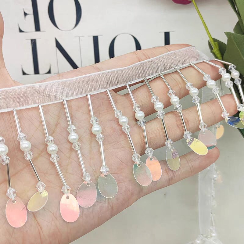 Handgemaakte kralenfranje van 90 cm lang en 6 cm breed met kristallen kralen en pailletten, geschikt als lampenkapfranje, jurkfranje of doe-het-zelf kralenfranje, verkrijgbaar in zwart en wit.