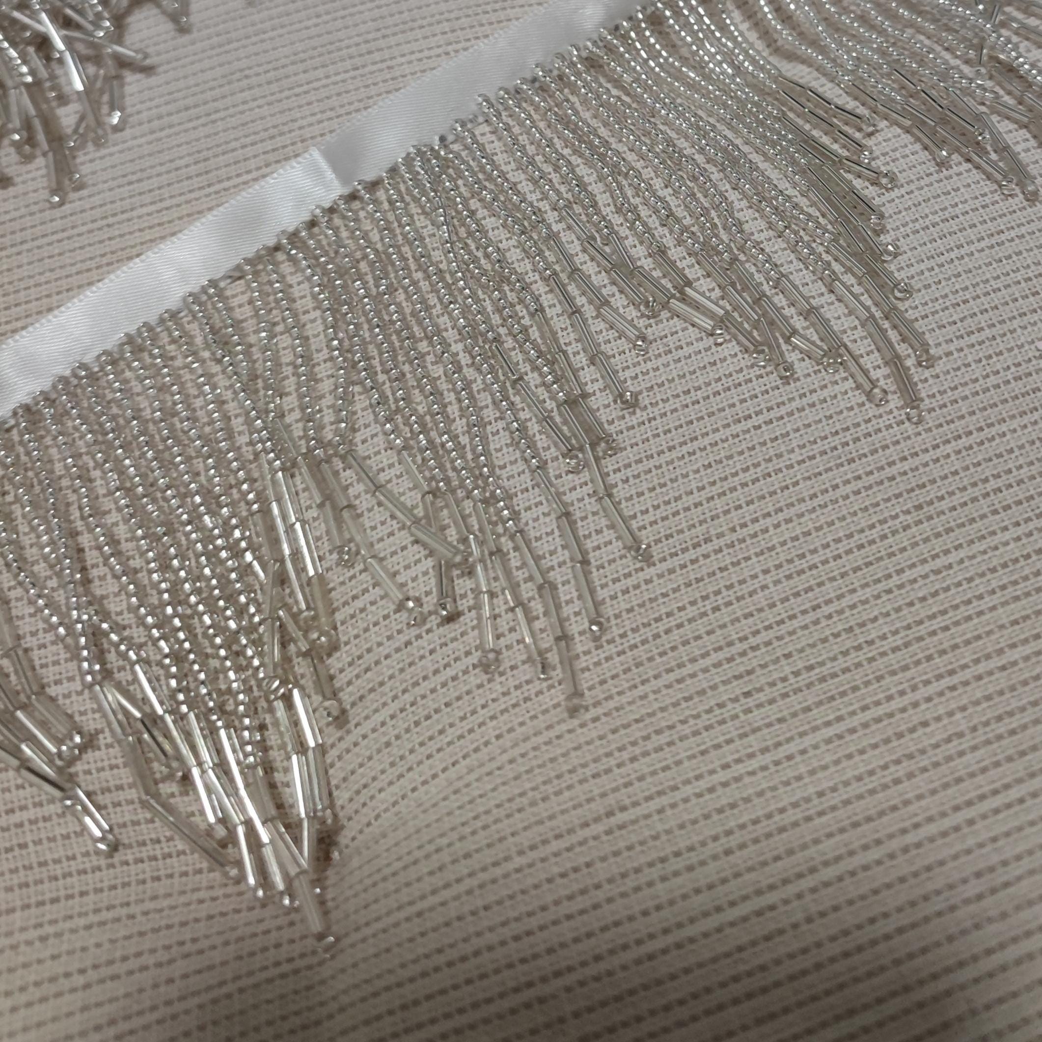 Frange perlée de 90 cm de long et de 5 à 7 cm de large, disponible en argent, or et couleurs personnalisées.