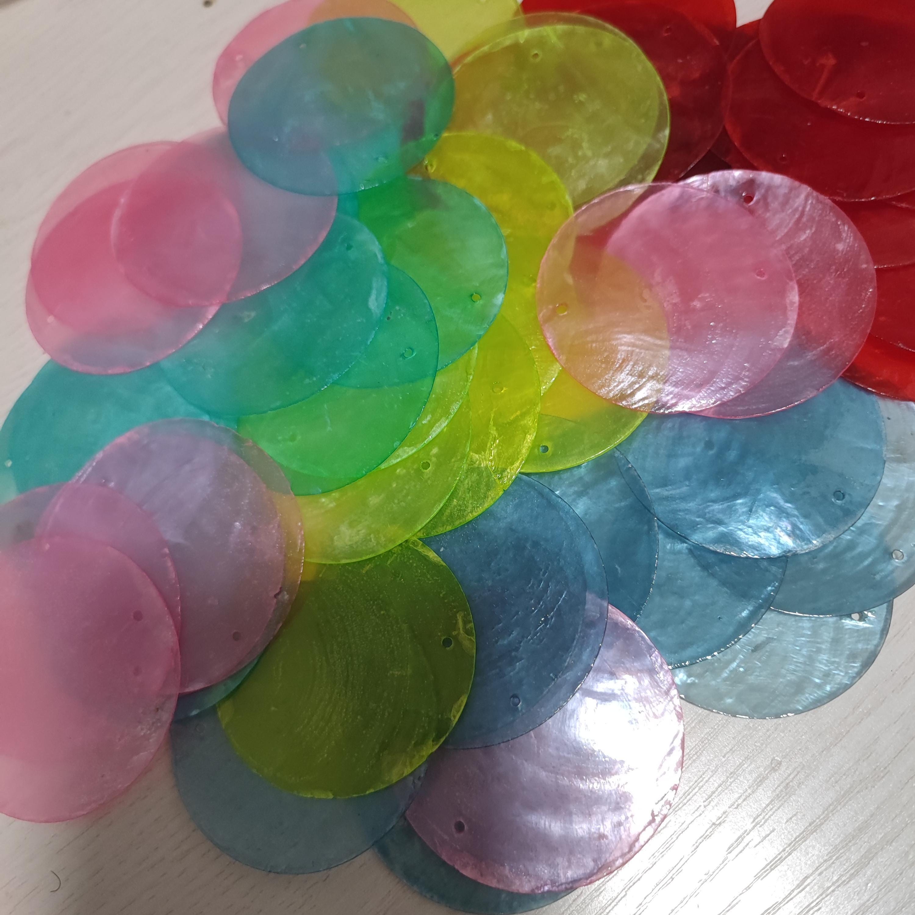 assortiment de 50 disques de nacre teintée de 50 mm, couleurs assorties : rouge, rose, jaune fluo, bleu marine, bleu brume, rose vif, transparent, or clair et noir.