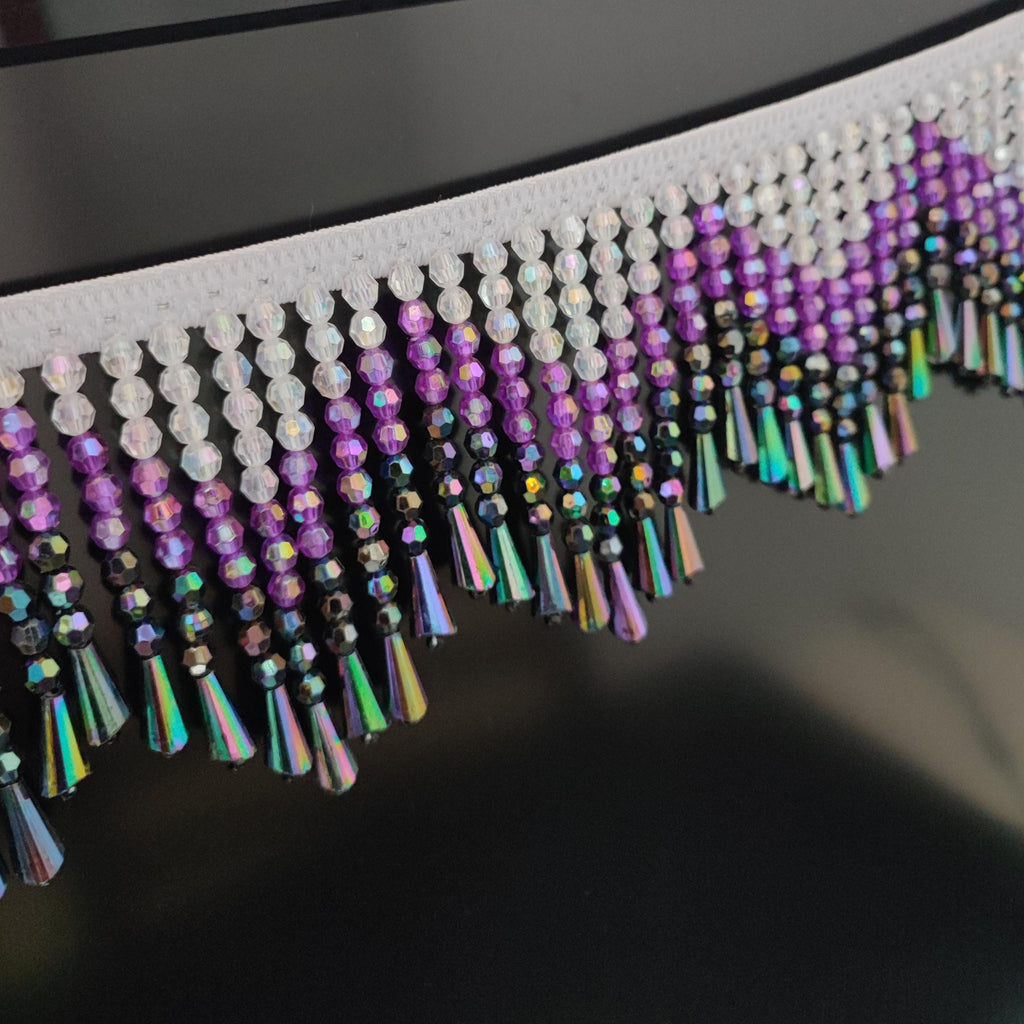Handgemaakte kralenfranje van 1 meter lang en 9 cm breed met een ombré-effect in paars, geschikt als lampenkapfranje of voor het maken van een gordijn of kostuum.
