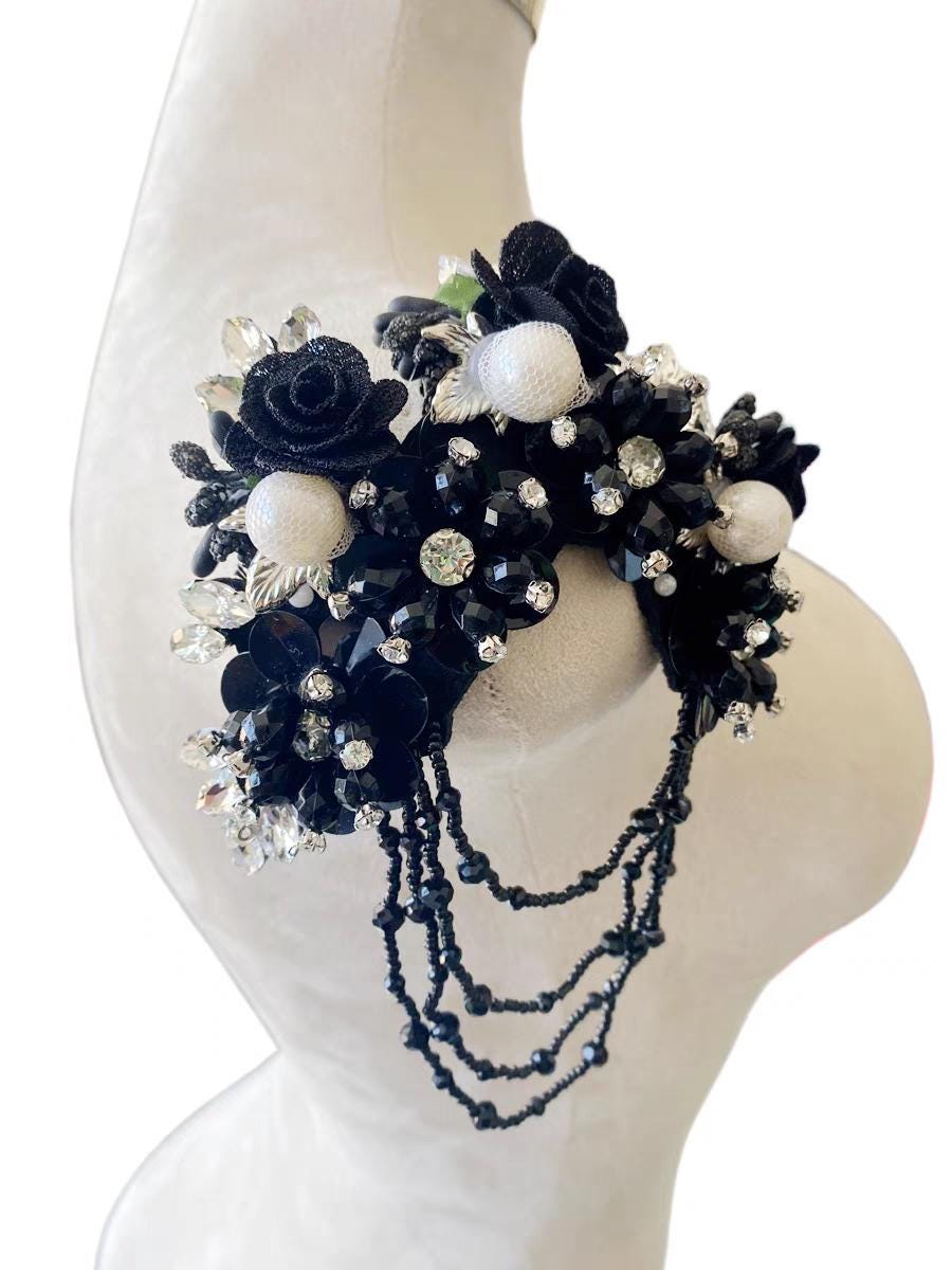 Bloemapplicatie met pailletten en kralen: applicatie met acryl edelstenen (14x16cm)