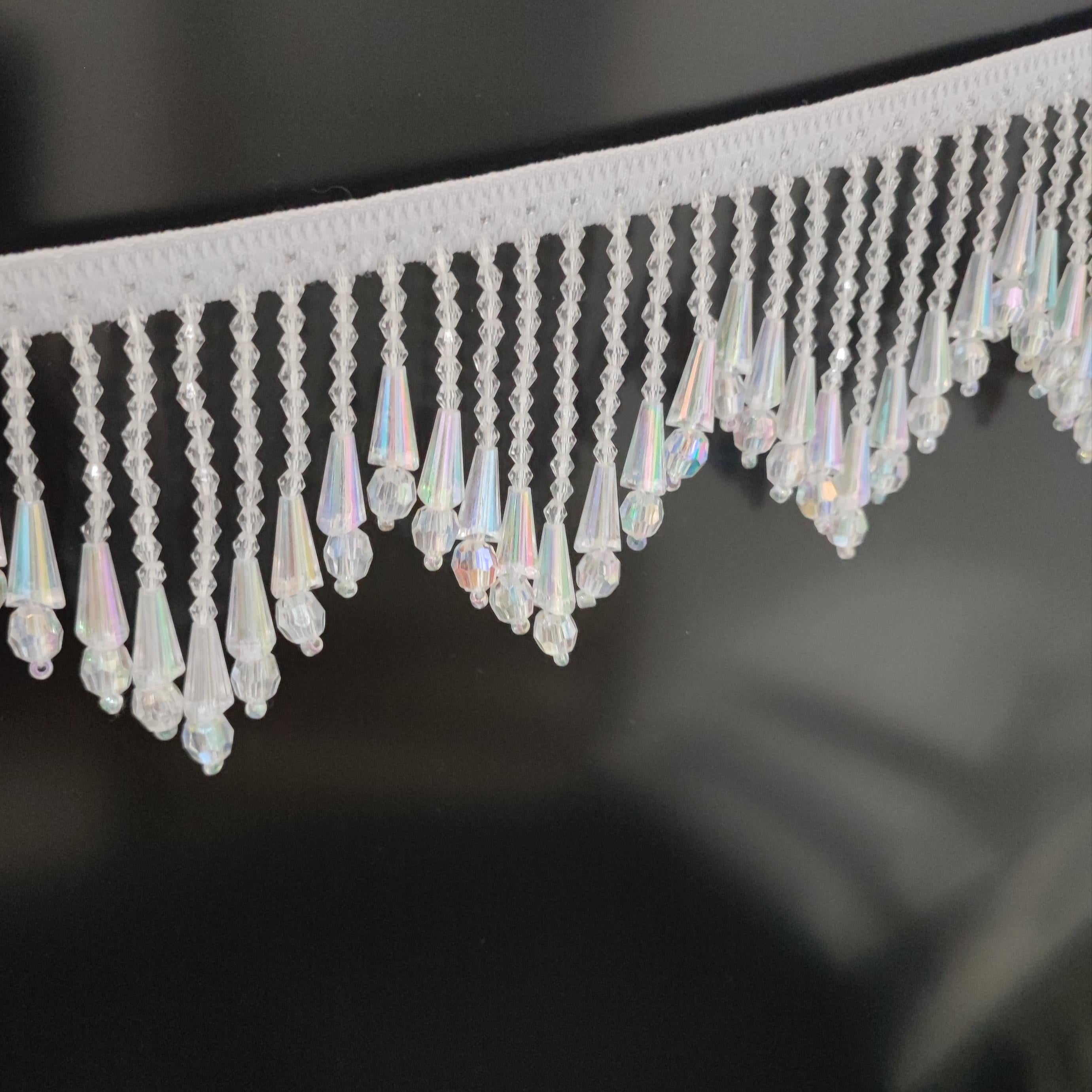 Handgemaakte franje van 1 meter lange en 8 cm brede iriskralen van transparant plastic met een chevronpatroon, geschikt voor lampenkappen, gordijnen, naaiprojecten en decoratie.