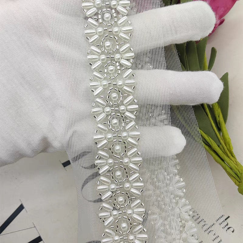 Bordure en dentelle faite main avec perles et rocailles : embellissement pour costume de mariée