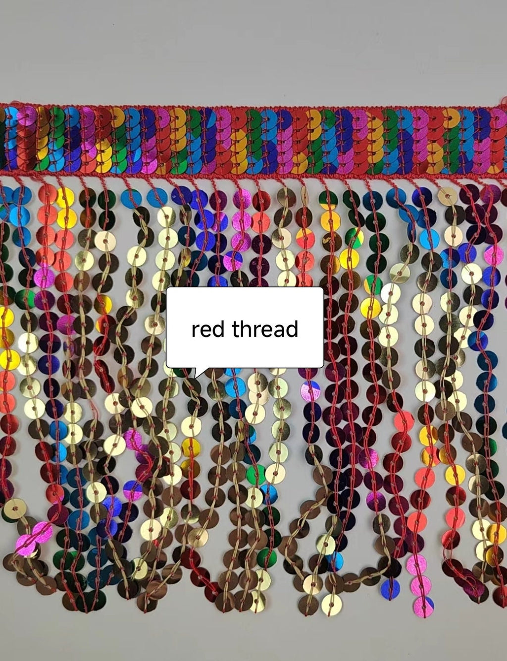 Bande tressée épaisse de 10 yards (9,14 m) et 6 pouces (15,24 cm) de large, à franges de sequins arc-en-ciel, couleurs variées.