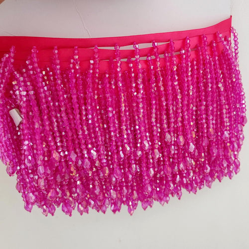 10 cm brede kralenfranje van kristallen, verkrijgbaar in de kleuren roze, rood, felroze, blauw, groen, zwart, oranje, lila, paars, transparant, goud en geel.
