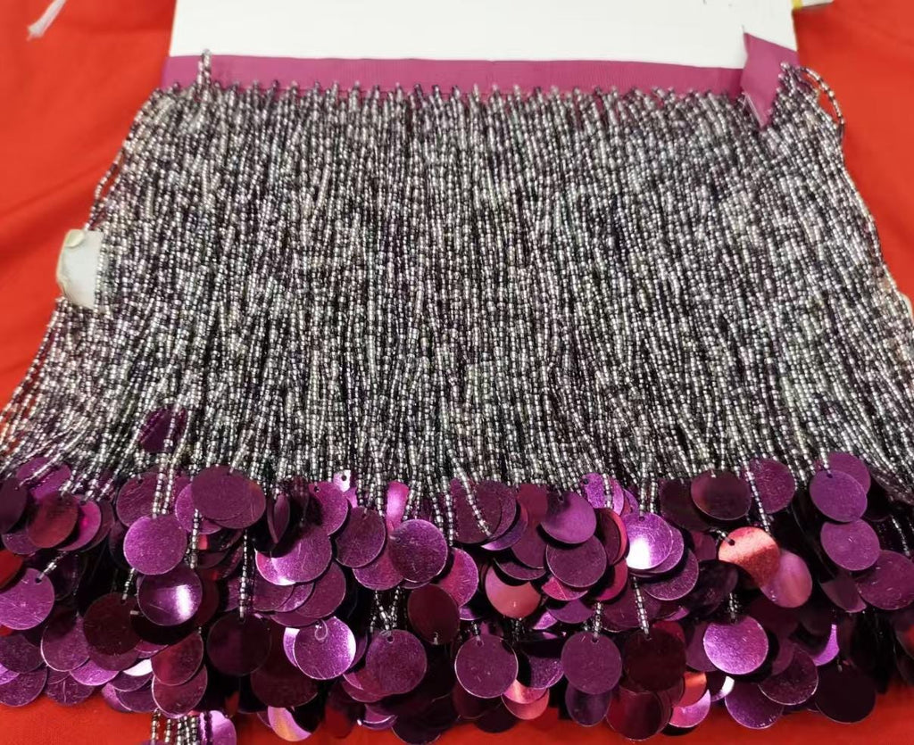 Frange perlée de 15 cm de large avec sequins et perles, idéale pour décorer robes, costumes et abat-jour. Couleurs disponibles : argent, or, vert, noir, rouge, marron. Possibilité de personnalisation (autres couleurs).