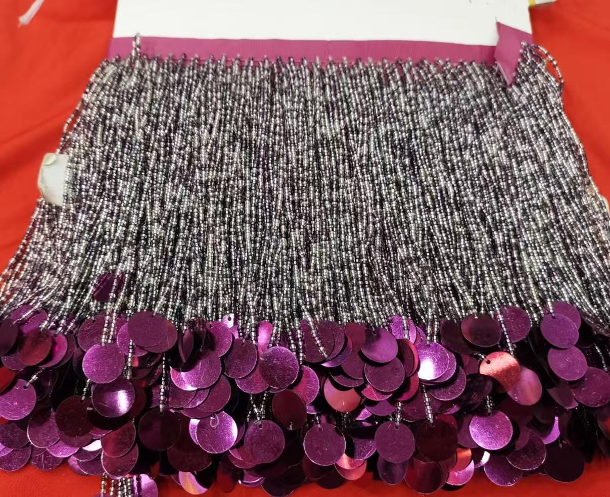 Frange perlée de 15 cm de large avec sequins et perles, idéale pour décorer robes, costumes et abat-jour. Couleurs disponibles : argent, or, vert, noir, rouge, marron. Possibilité de personnalisation (autres couleurs).