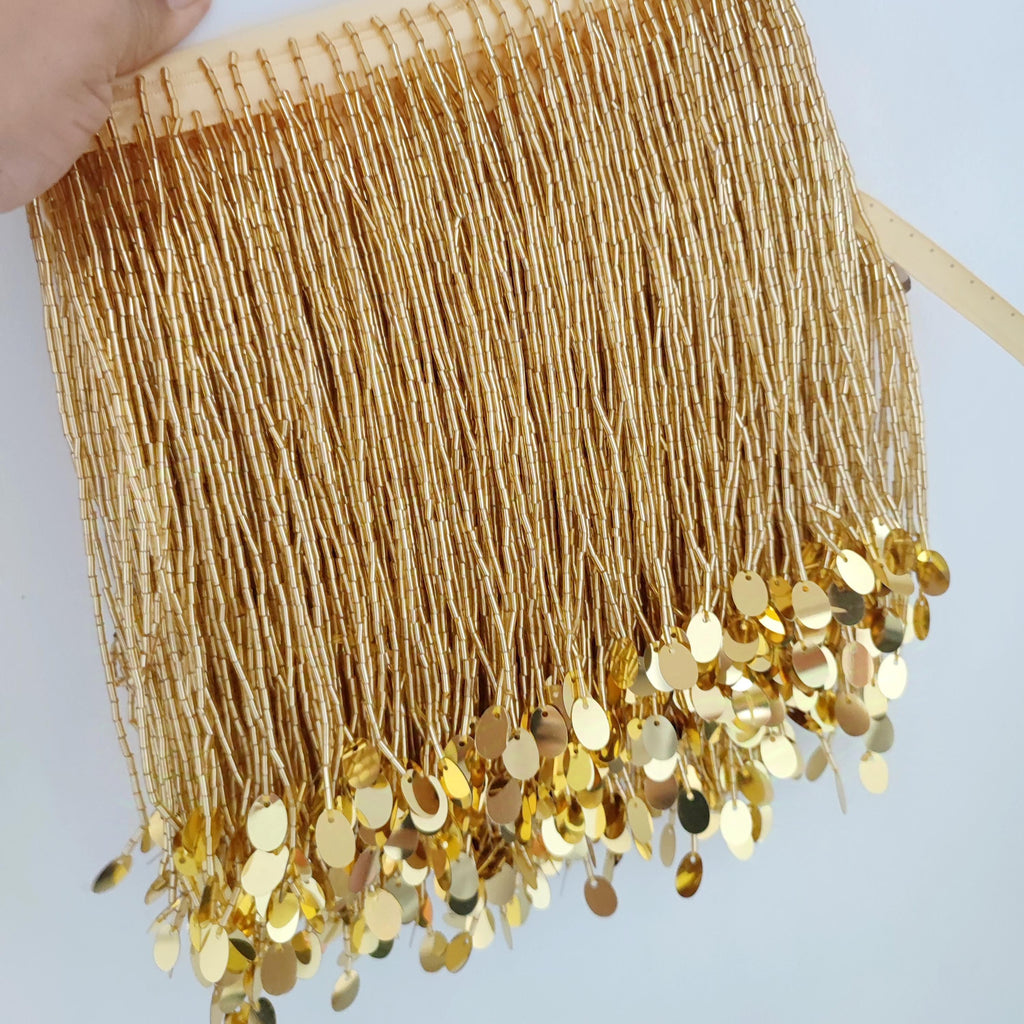 Handgemaakte franje van 90 cm lang en 15 cm breed met gouden kraaltjes en pailletten, geschikt als dansgordijn of lampenkap.