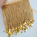 Handgemaakte franje van 90 cm lang en 15 cm breed met gouden kraaltjes en pailletten, geschikt als dansgordijn of lampenkap.
