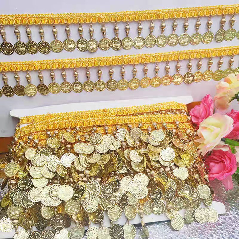 Handgemaakte franje van 90 cm lang en 3,5 cm breed met gouden metallic pailletten en kralen, geschikt voor danskleding, zelf te naaien of als franje, met 4 verschillende banden.