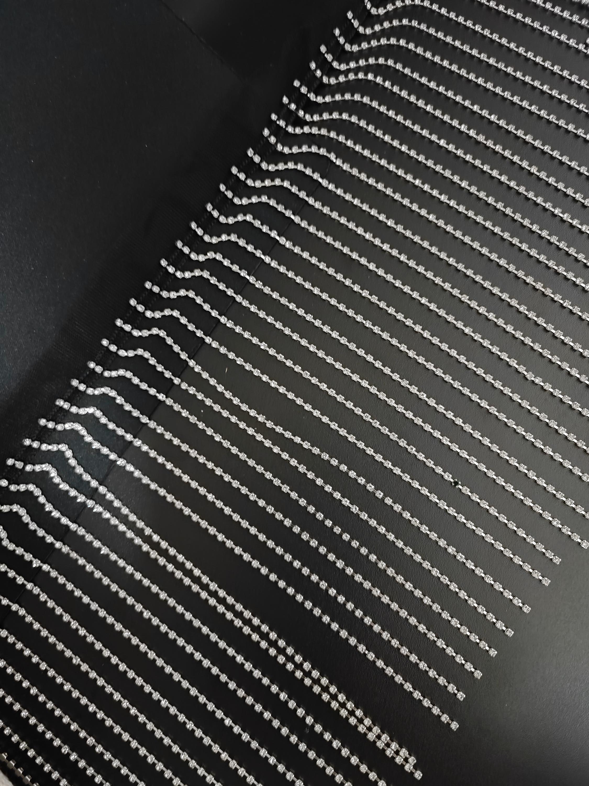 Chaîne argentée de 91 cm de long et 18 cm de large, ornée de franges de perles en strass brillant de 2 mm de diamètre.