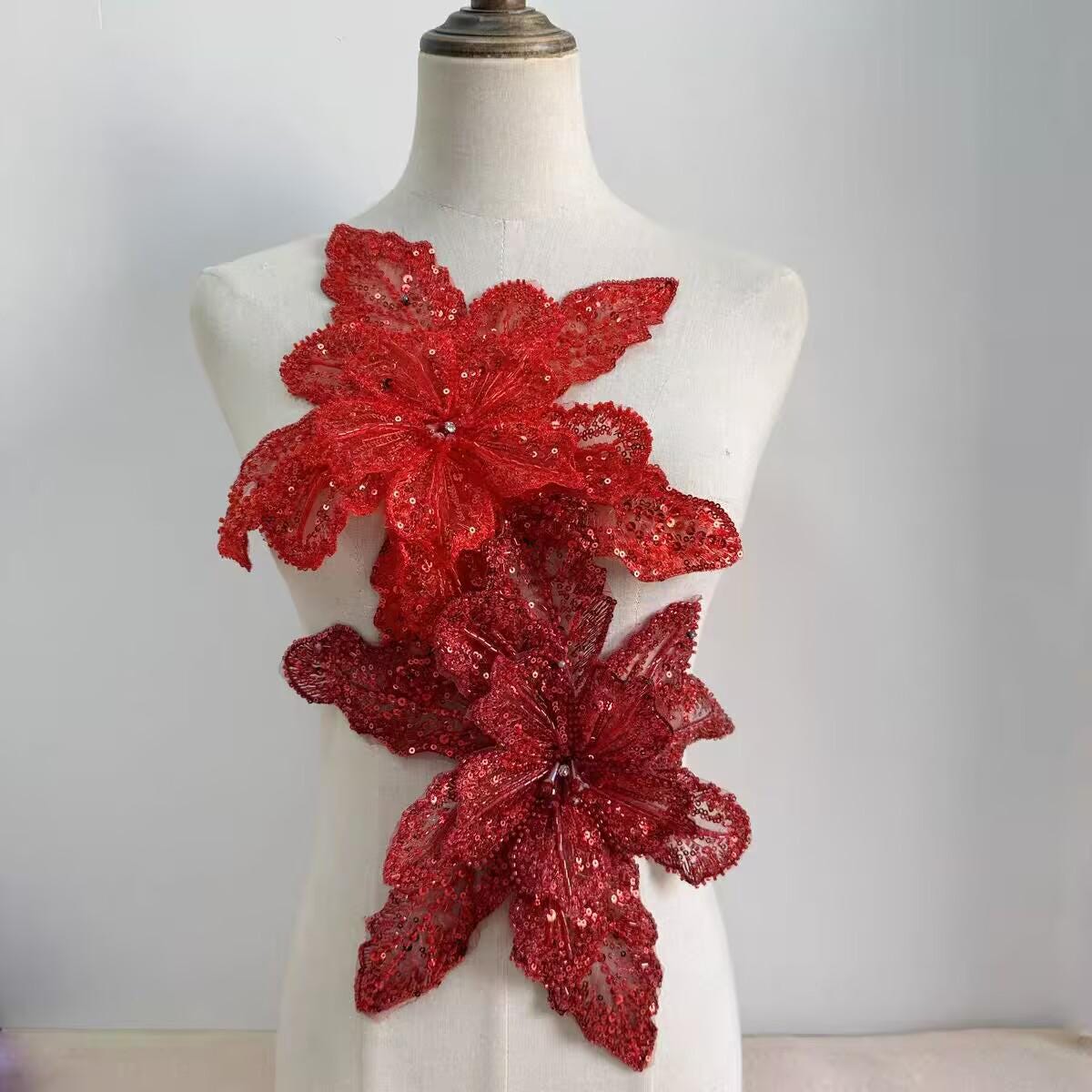 Écusson floral perlé fait main, appliqué en strass et paillettes (29 cm)