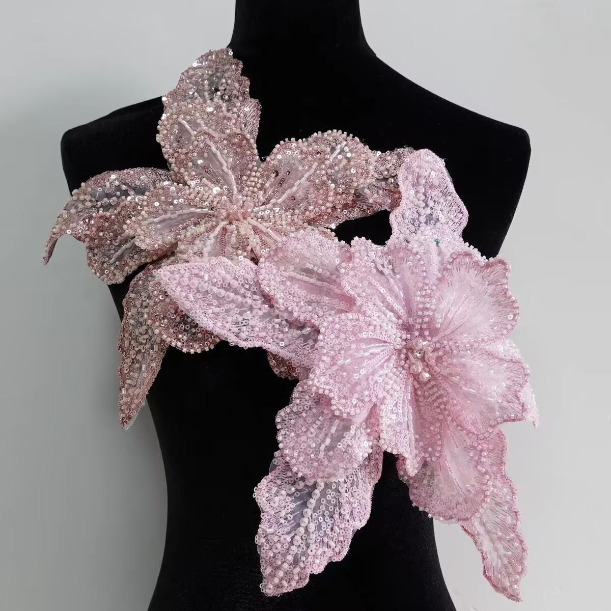 Écusson floral perlé fait main, appliqué en strass et paillettes (29 cm)