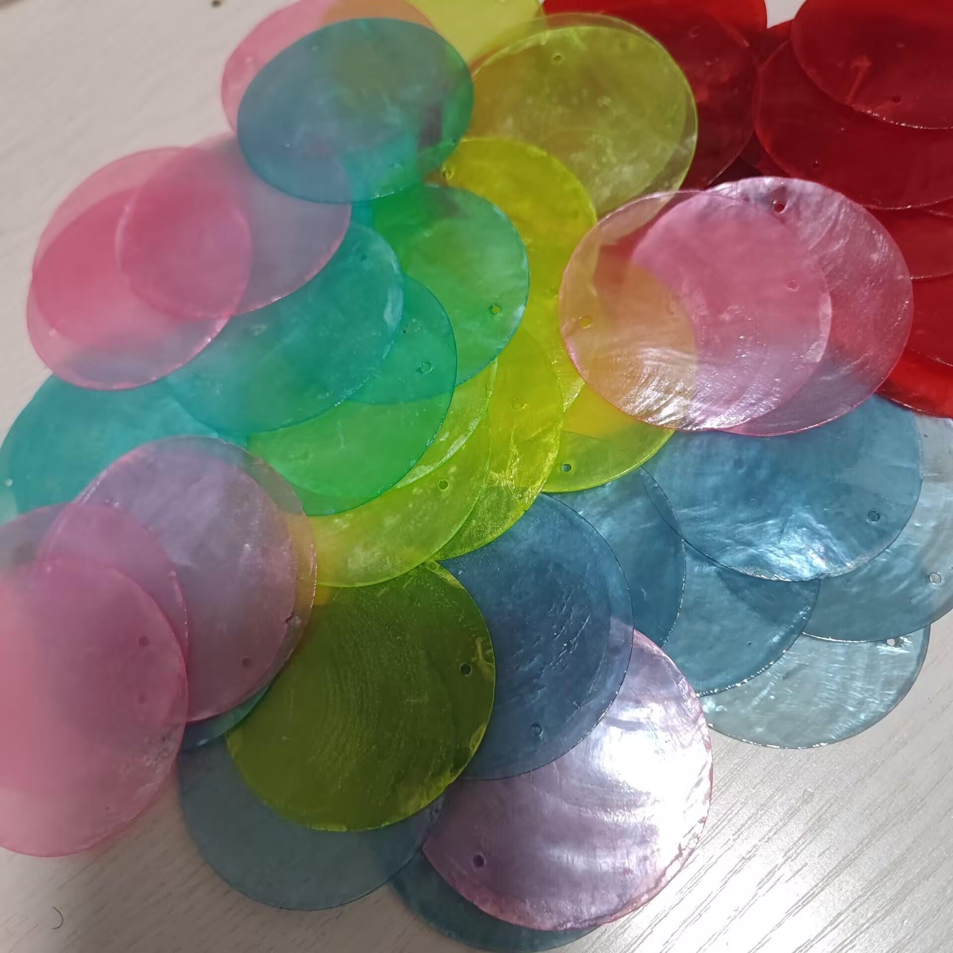 assortiment de 50 disques de nacre teintée de 50 mm, couleurs assorties : rouge, rose, jaune fluo, bleu marine, bleu brume, rose vif, transparent, or clair et noir.