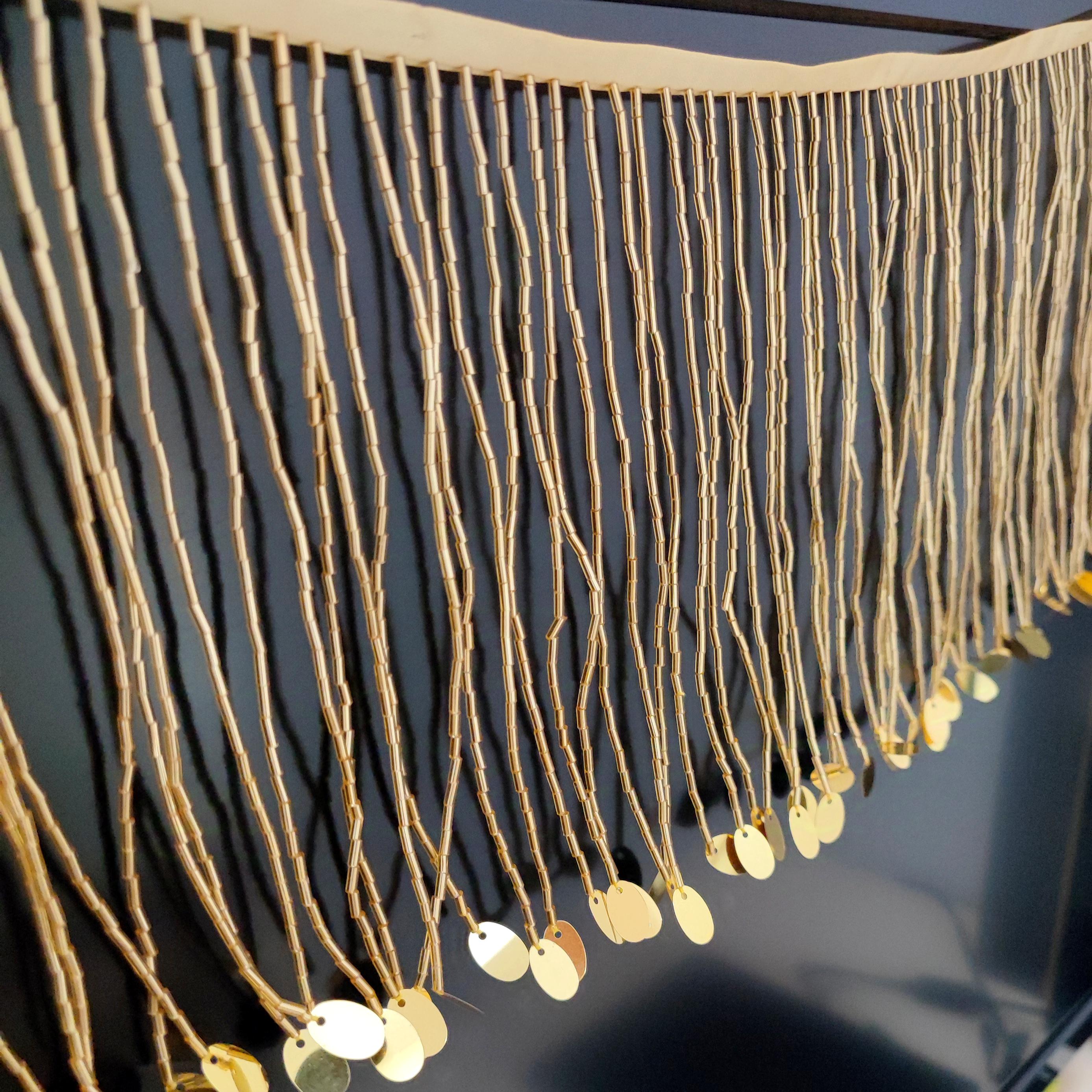 Handgemaakte franje van 90 cm lang en 15 cm breed met gouden kraaltjes en pailletten, geschikt als dansgordijn of lampenkap.