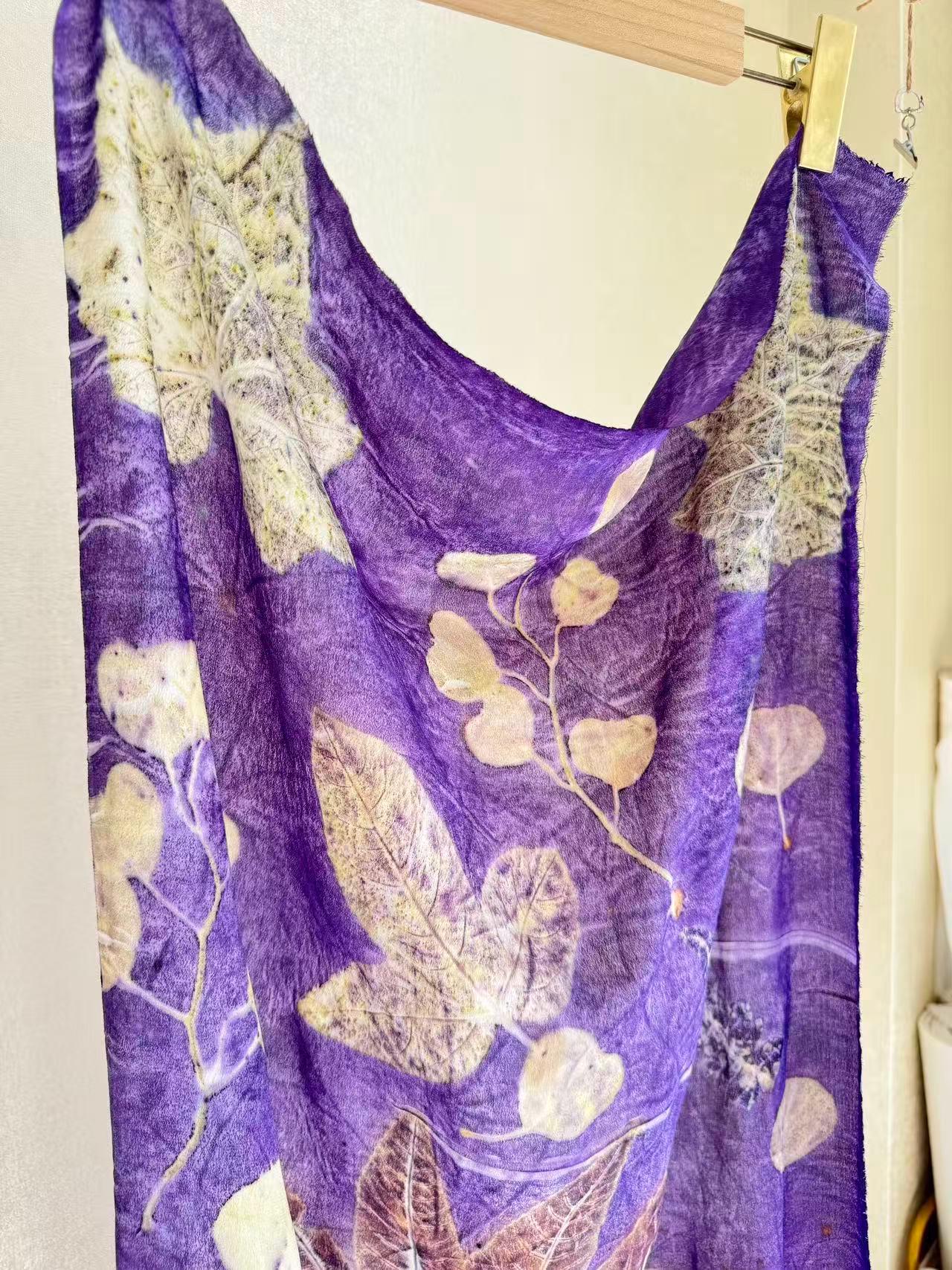 Eco-print sjaal van pure zijde, handgemaakt en geverfd met plantaardige kleurstoffen (55 cm x 140 cm)