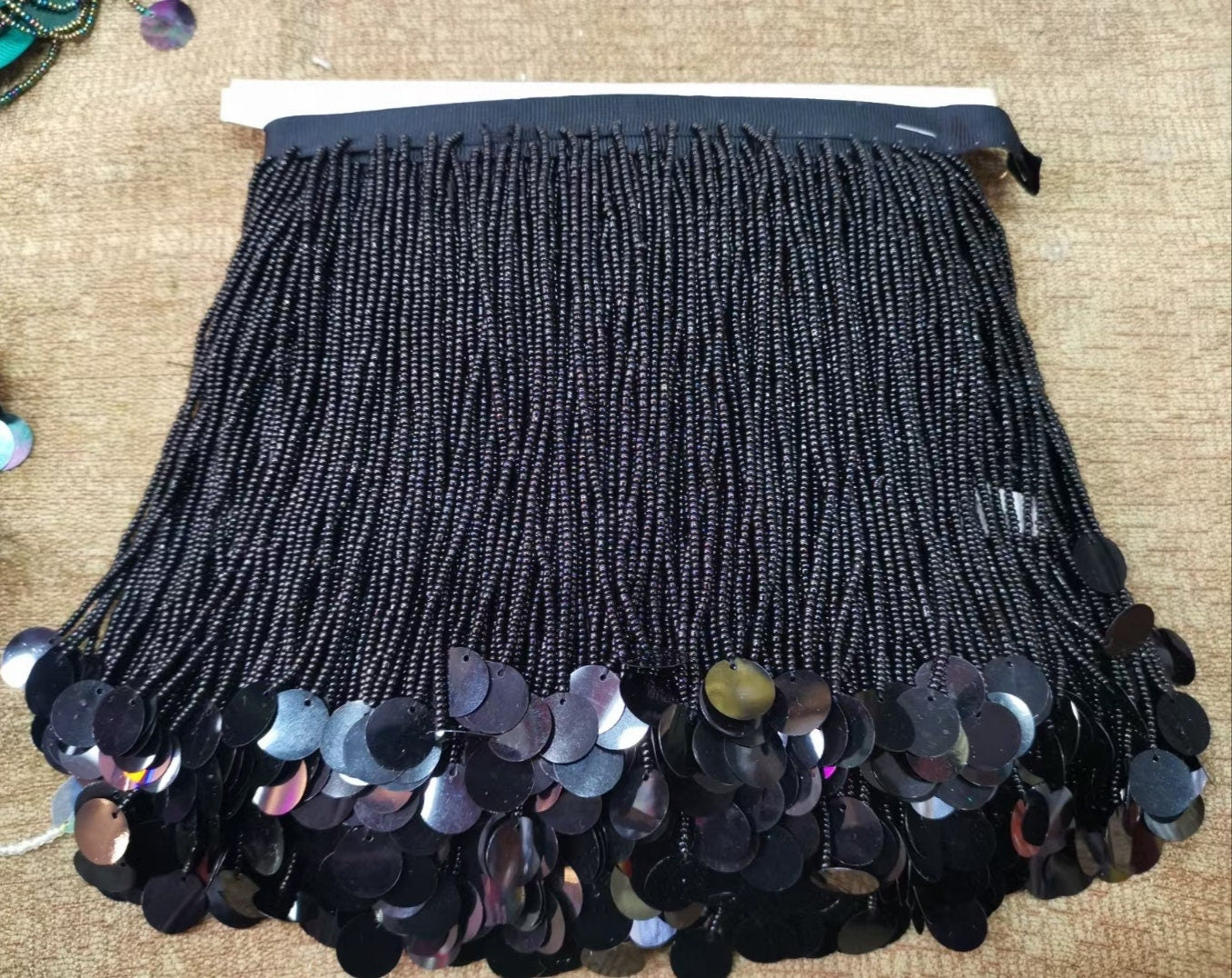 Frange perlée de 15 cm de large avec sequins et perles, idéale pour décorer robes, costumes et abat-jour. Couleurs disponibles : argent, or, vert, noir, rouge, marron. Possibilité de personnalisation (autres couleurs).