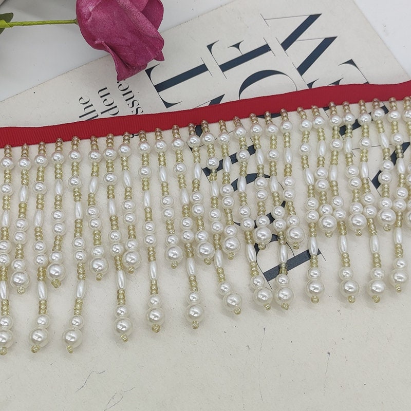 Frange perlée entièrement faite à la main, 90 cm de long et 10 cm de large, en perles de 3 couleurs différentes.