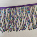 Frange perlée entièrement composée de perles tubulaires, 90 cm de long et 10 cm de large. Idéale pour la décoration de robes et costumes, ou pour abat-jour. Disponible en 10 couleurs différentes.