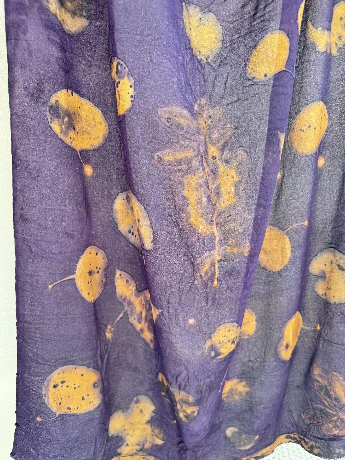 Eco-print sjaal van pure zijde, handgemaakt en geverfd met plantaardige kleurstoffen (55 cm x 140 cm)