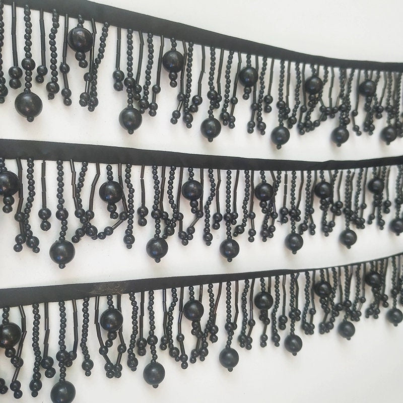 Handgemaakte kralenfranje van 90 cm lang en 6,5 cm breed met parels, verkrijgbaar in wit en zwart, als lampenkapfranje, jurkfranje of doe-het-zelf kralenfranje.