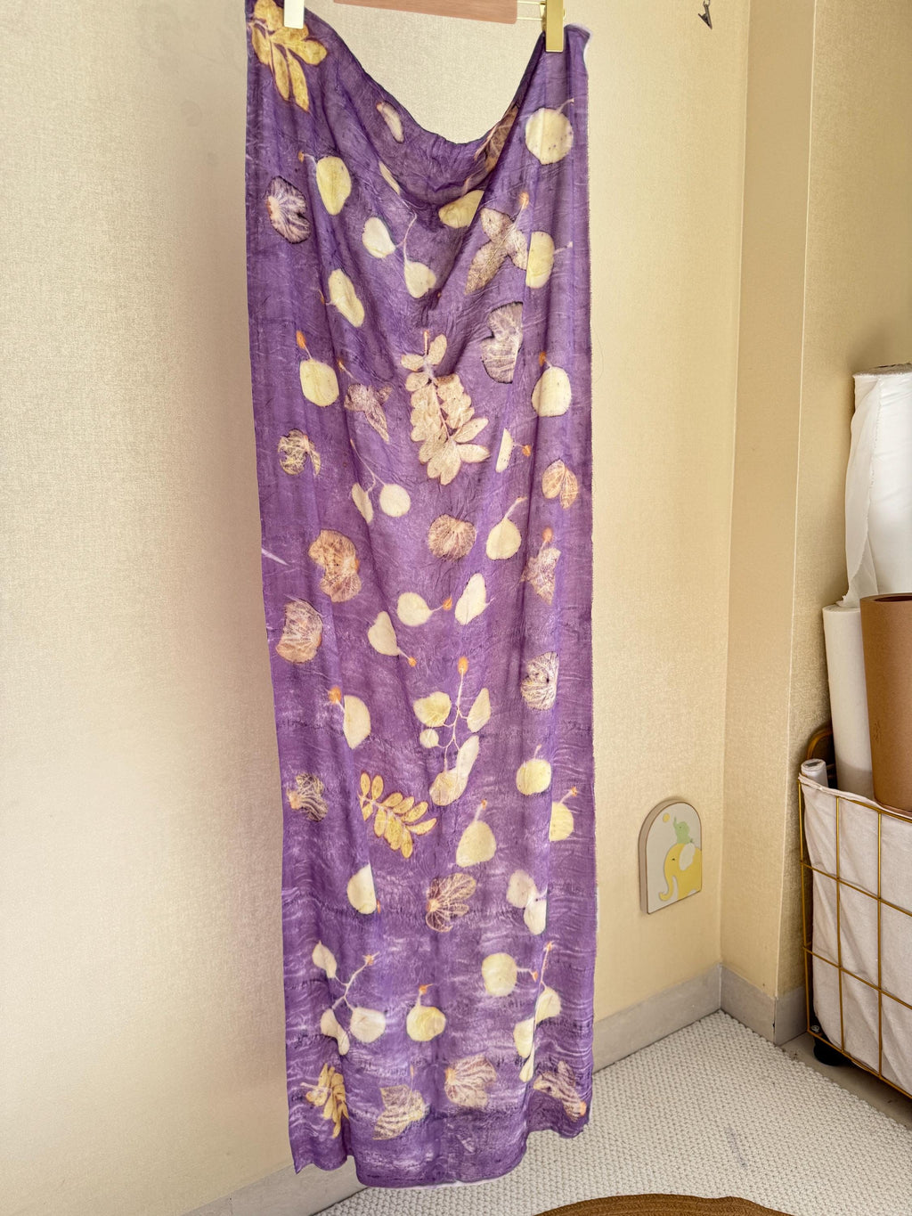 Eco-print sjaal van pure zijde, handgemaakt en geverfd met plantaardige kleurstoffen (55 cm x 140 cm)