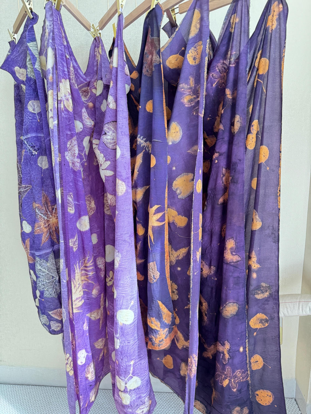 Eco-print sjaal van pure zijde, handgemaakt en geverfd met plantaardige kleurstoffen (55 cm x 140 cm)