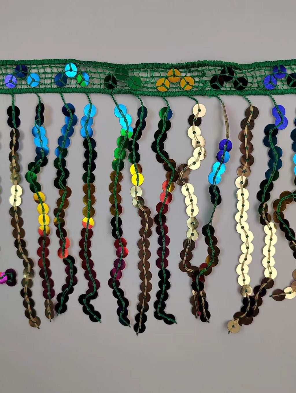 10 meter lange, 15 cm brede regenboogkleurige paillettenfranje, in 10 verschillende kleuren.