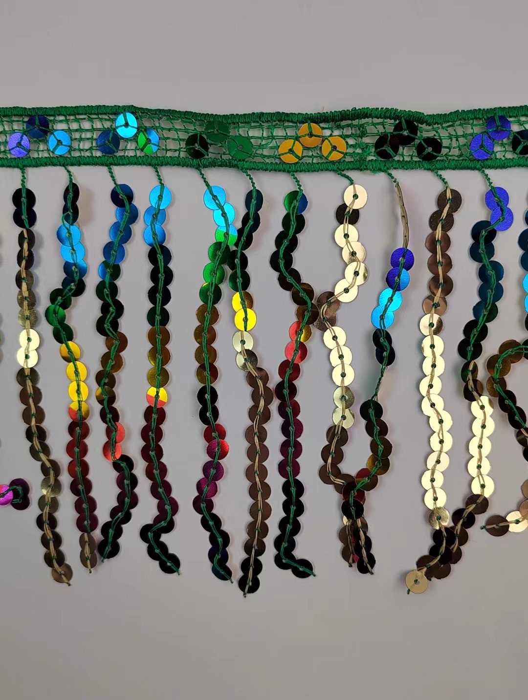 10 meter lange, 15 cm brede regenboogkleurige paillettenfranje, in 10 verschillende kleuren.