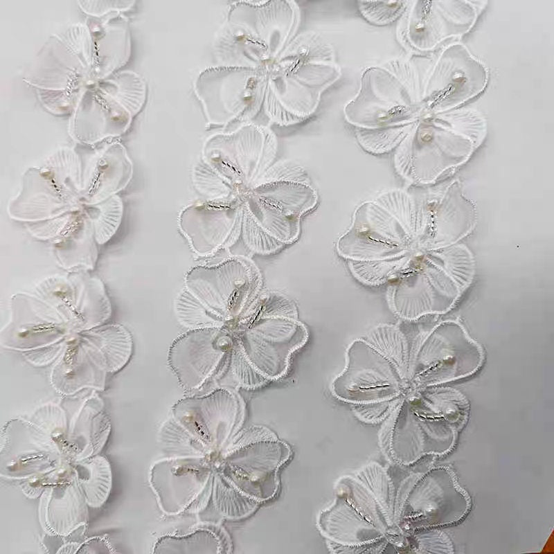 Bordure en dentelle florale rose faite main : ornée de perles et d'organza (90 cm)