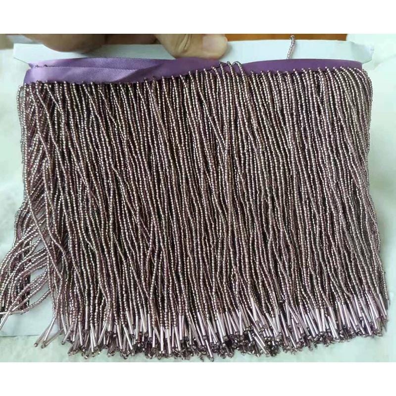 15 cm lange kralenfranje: zilverkleurige zaadkralen en lange buisvormige kwastjes, kleuren op maat, 4,5 meter