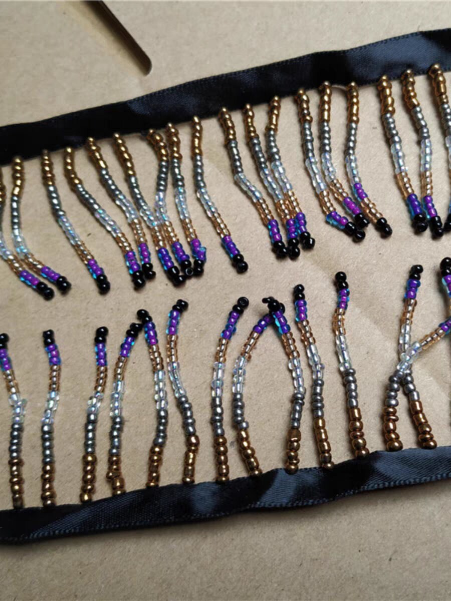 Handgemaakte kralenfranje van 90 cm lang en 3 cm breed, met een mix van twee verschillende slijpvormen, in diverse kleuren.