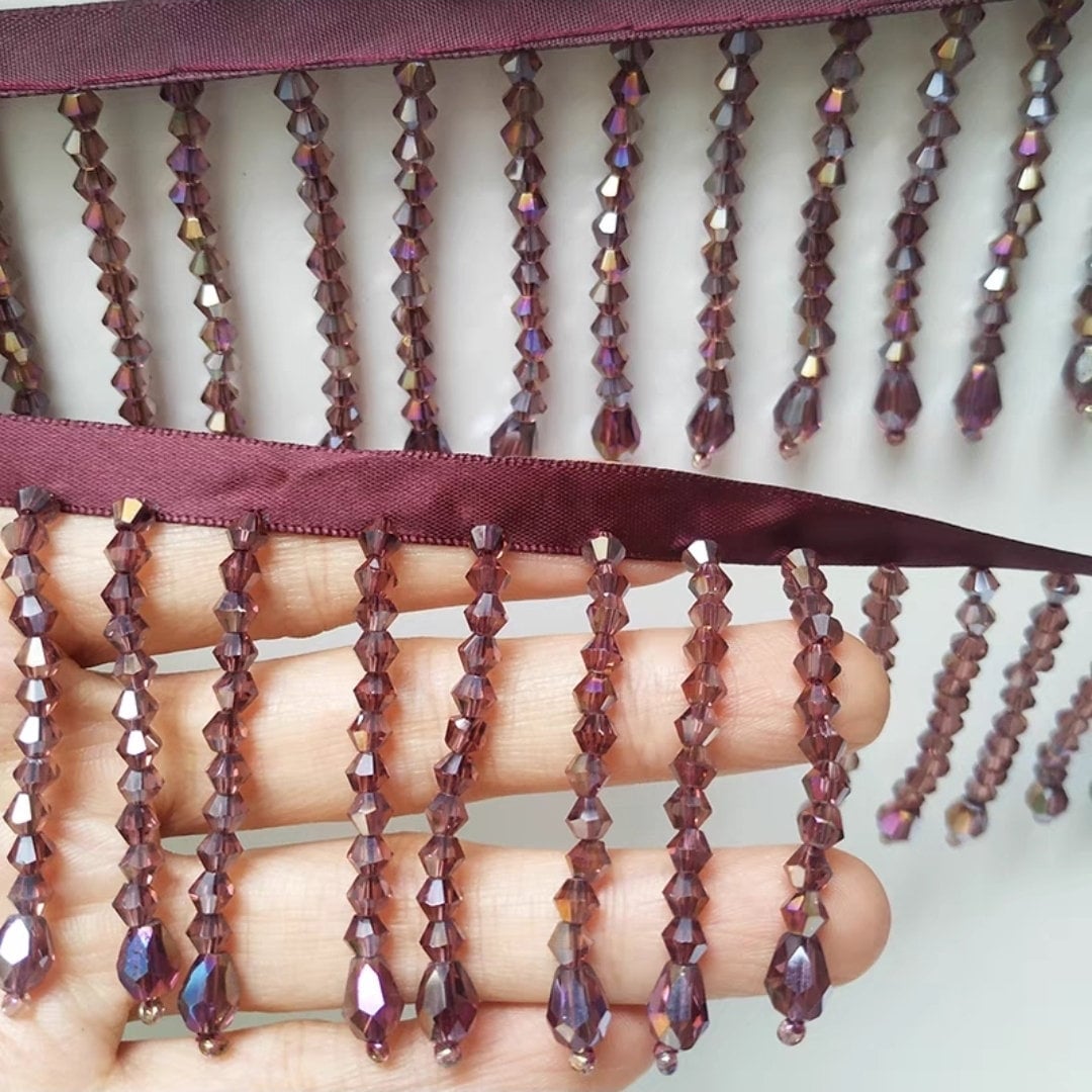 Franges en perles de cristal faites à la main : garniture violette pour costumes de danse