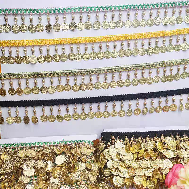 Handgemaakte franje van 90 cm lang en 3,5 cm breed met gouden metallic pailletten en kralen, geschikt voor danskleding, zelf te naaien of als franje, met 4 verschillende banden.