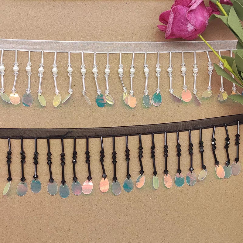 Handgemaakte kralenfranje van 90 cm lang en 6 cm breed met kristallen kralen en pailletten, geschikt als lampenkapfranje, jurkfranje of doe-het-zelf kralenfranje, verkrijgbaar in zwart en wit.