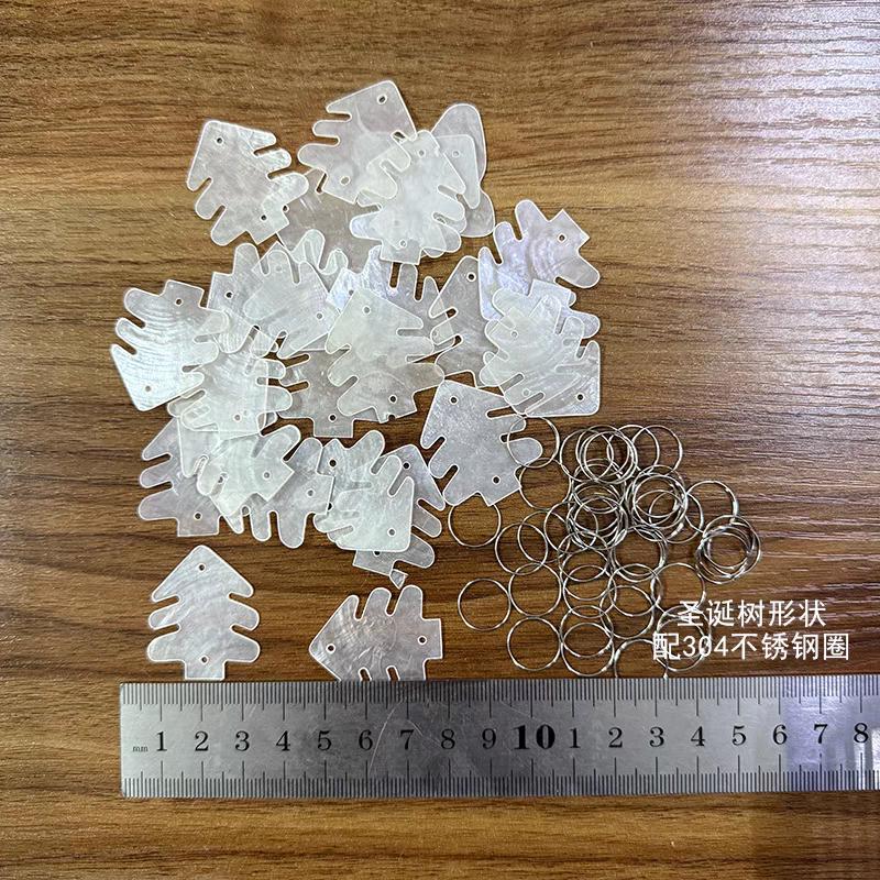 50 disques de nacre naturelle, transparents, en forme d'arbre, de papillon, de cœur, de larme et de fleur.