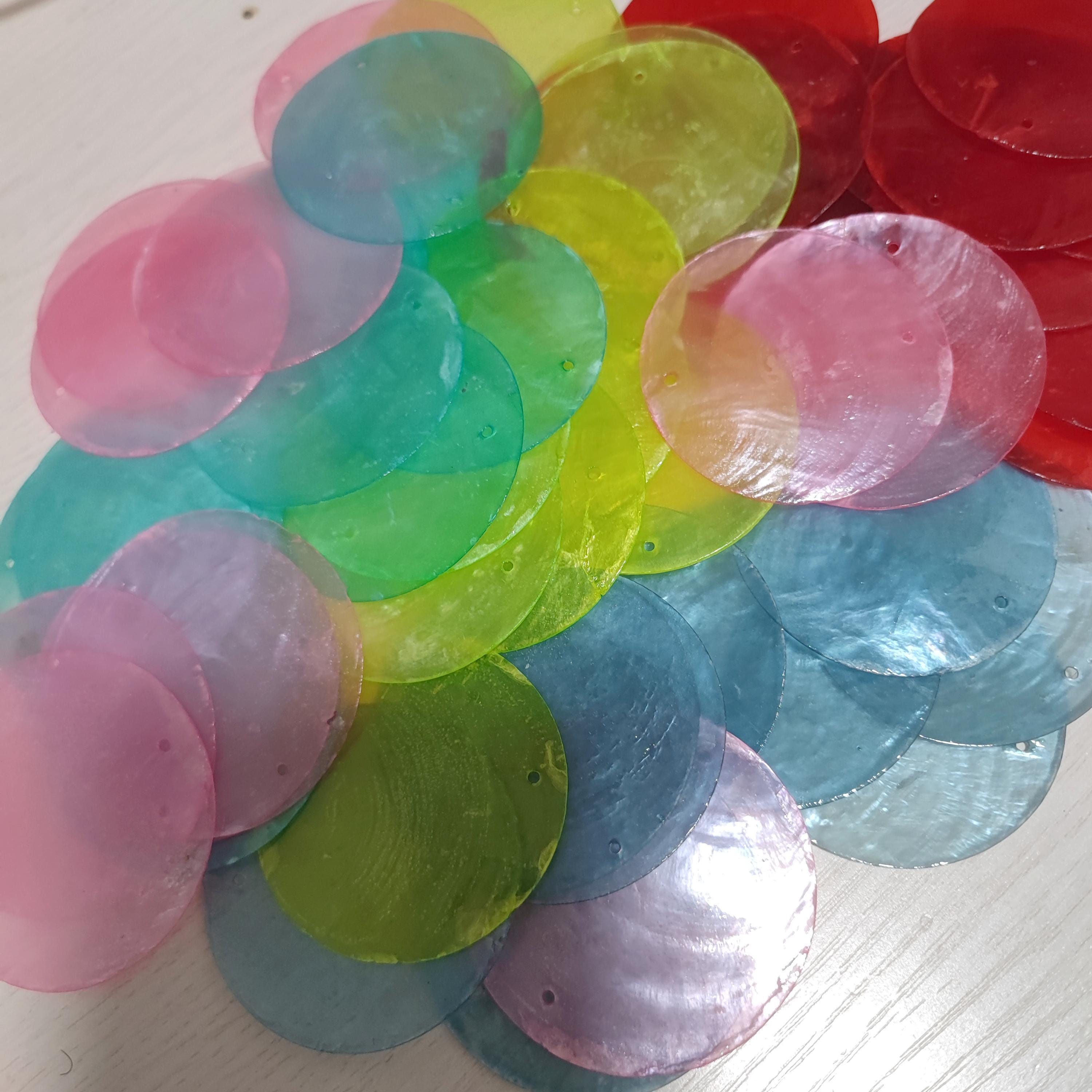 assortiment de 50 disques de nacre teintée de 50 mm, couleurs assorties : rouge, rose, jaune fluo, bleu marine, bleu brume, rose vif, transparent, or clair et noir.