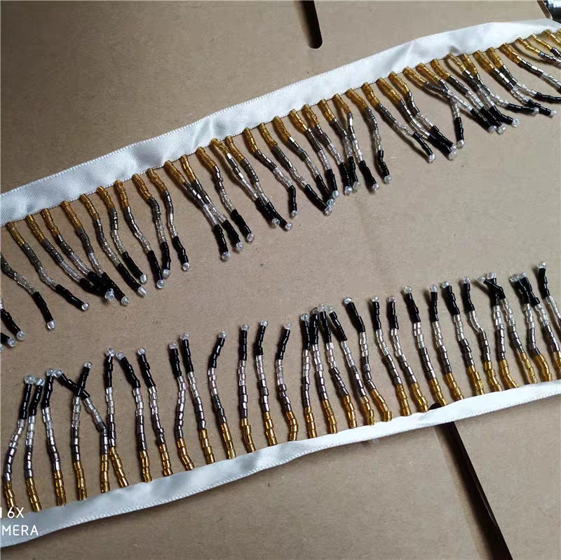 Handgemaakte kralenfranje van 90 cm lang en 3 cm breed, met een mix van twee verschillende slijpvormen, in diverse kleuren.