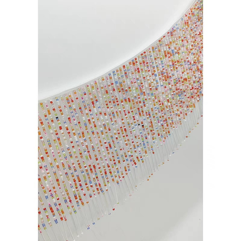 Frange perlée faite à la main, 90 cm de long, 18 cm de large, ornée de perles de rocaille multicolores et de perles tubulaires. Idéale pour rideaux, abat-jour ou table.