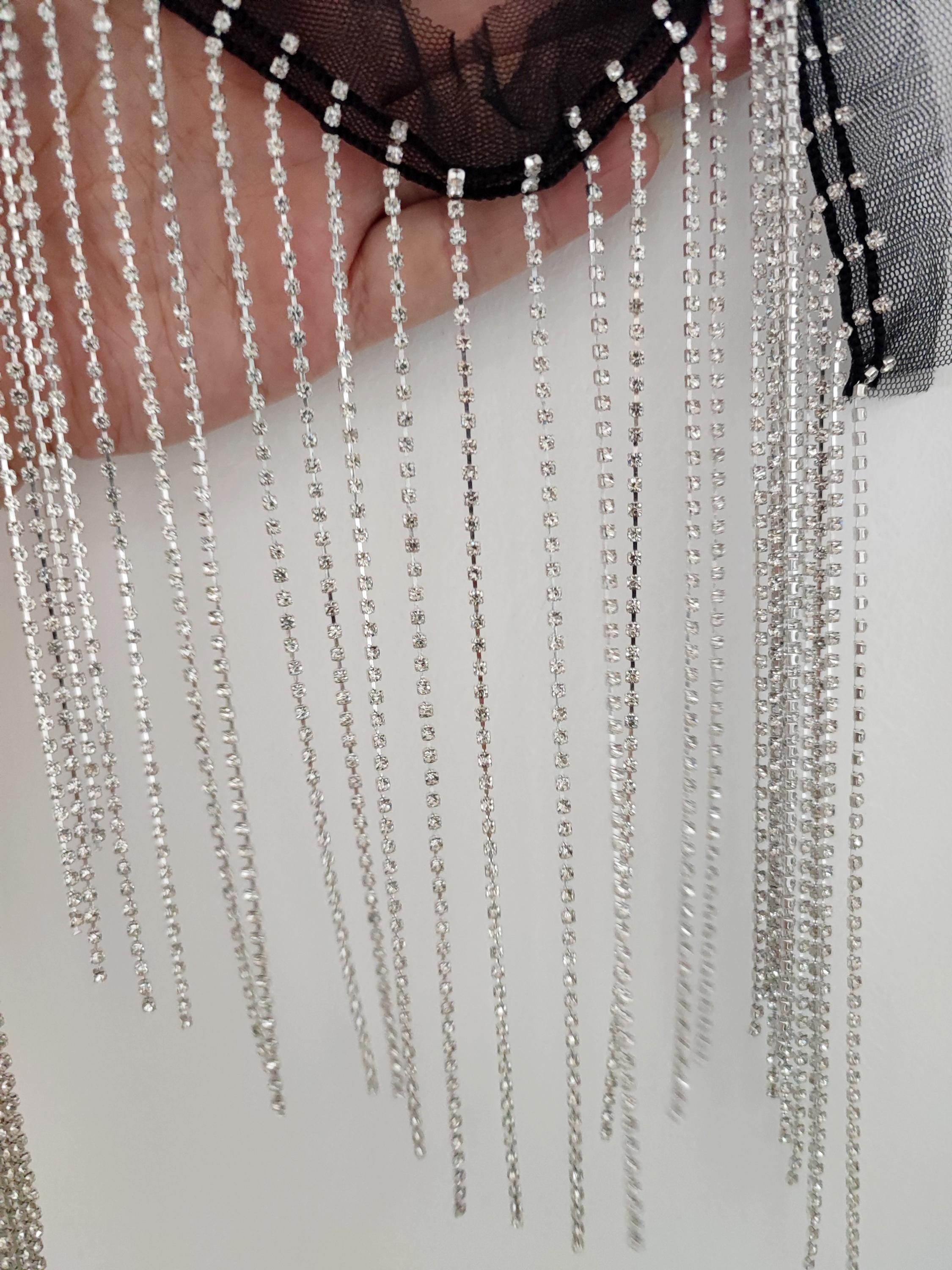 Chaîne argentée de 91 cm de long et 18 cm de large, ornée de franges de perles en strass brillant de 2 mm de diamètre.