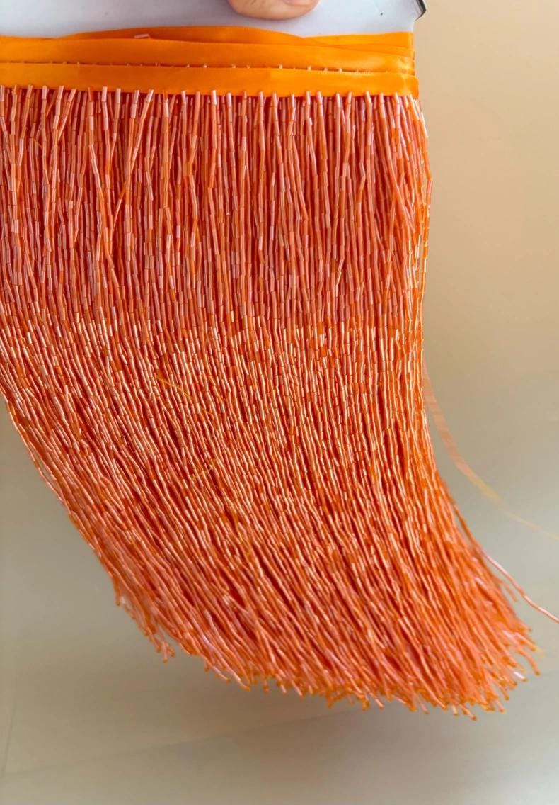 Frange perlée de 20 cm de large, entièrement composée de perles de rocaille, argentée, dorée, bleue, rouge, rose, violette, verte. Idéale pour abat-jour, robe, costume, frange couture, confection sur mesure.