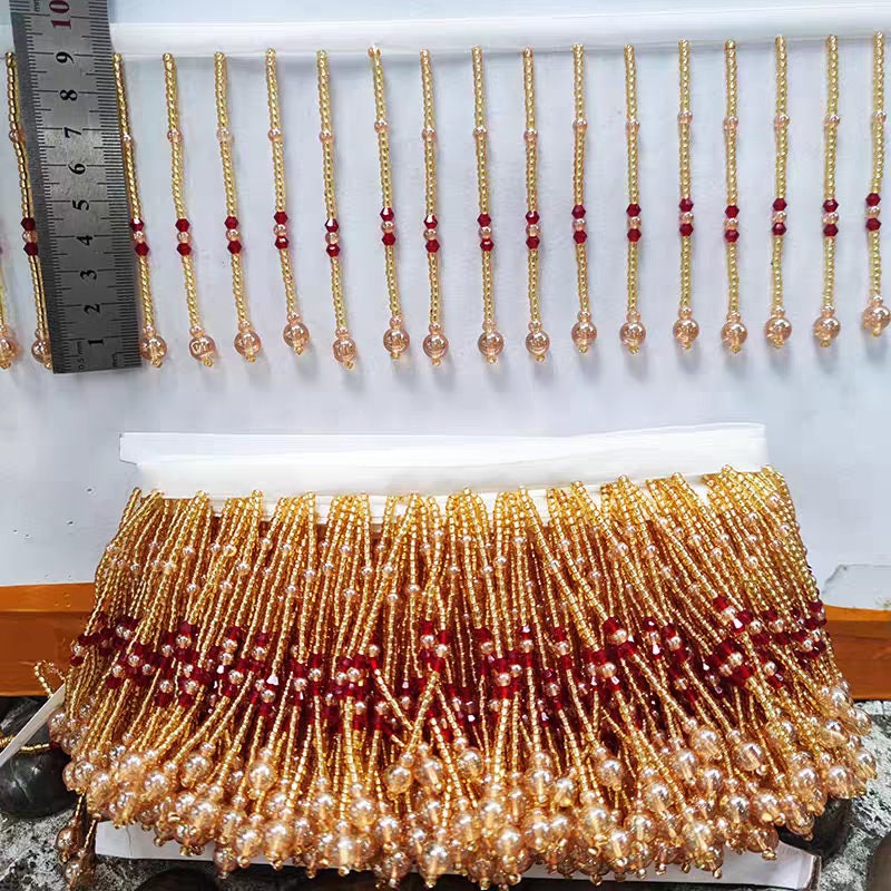 Frange perlée faite main, 90 cm de long et 9 cm de large, en perles de verre et de cristal. Idéale pour la couture, la confection d'abat-jour ou de rideaux. Disponible en 3 couleurs différentes.