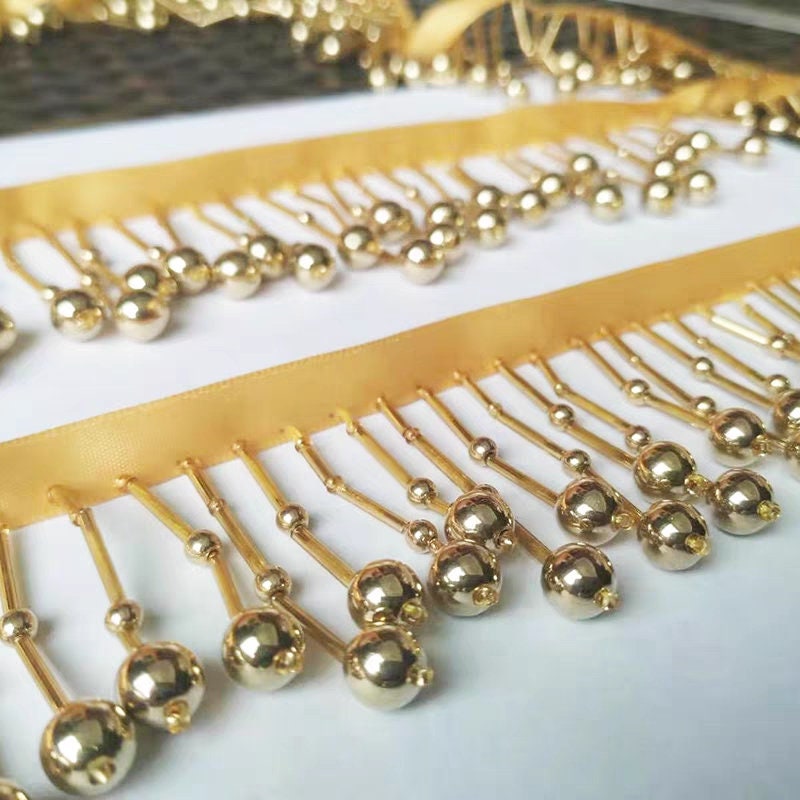 Handgemaakte franje van 90 cm lang en 5 cm breed met gouden kralen, geschikt als kwastje voor een jurk, franje voor een lampenkap of een zelfgemaakte glinsterende gouden kralenfranje.