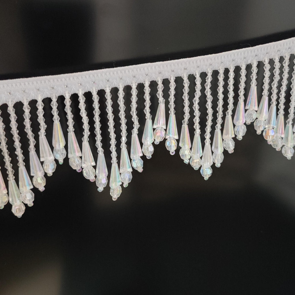 Handgemaakte franje van 1 meter lange en 8 cm brede iriskralen van transparant plastic met een chevronpatroon, geschikt voor lampenkappen, gordijnen, naaiprojecten en decoratie.