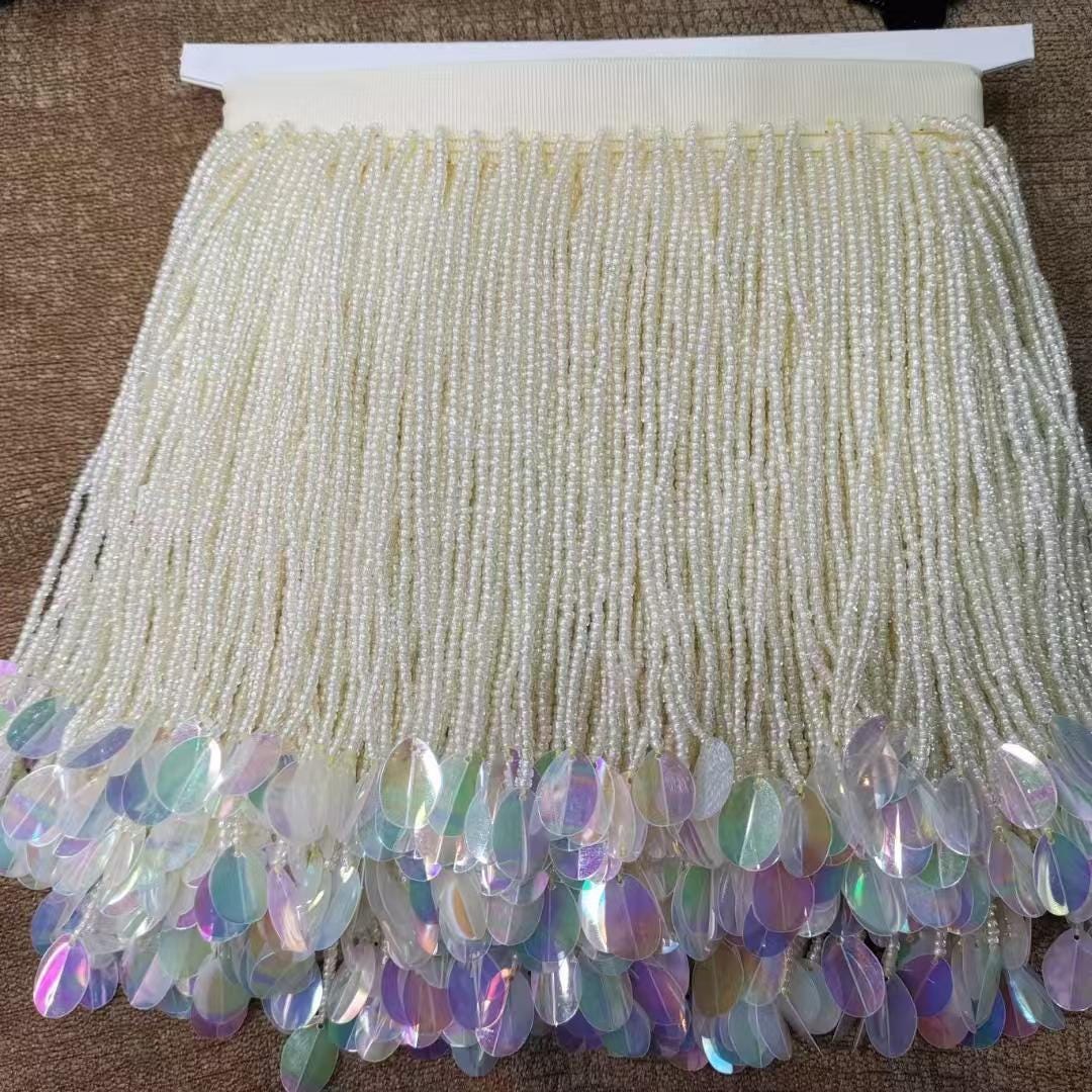 Frange perlée de 15 cm de large avec sequins et perles, idéale pour décorer robes, costumes et abat-jour. Couleurs disponibles : argent, or, vert, noir, rouge, marron. Possibilité de personnalisation (autres couleurs).