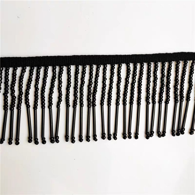 Handgemaakte kralenfranje van 90 cm lang en 6 cm breed, gemaakt van irisblauwe zaadkralen en lange buiskralen. Geschikt als lampenkapfranje, jurkfranje of voor het zelf naaien van kralen.