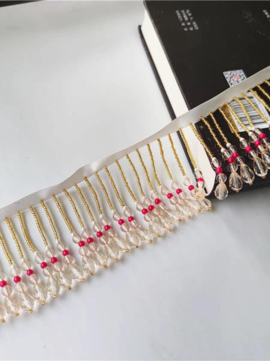 Handgemaakte kralenfranje van 90 cm lang en 6 cm breed, geschikt voor lampenkappen, zelf te naaien of als decoratie.