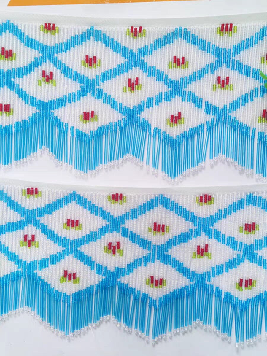 Franges perlées à motif losanges et fleurs, faites main (91 cm de long x 15 cm de large). Idéales pour rideaux, abat-jour et autres accessoires de couture et de loisirs créatifs.